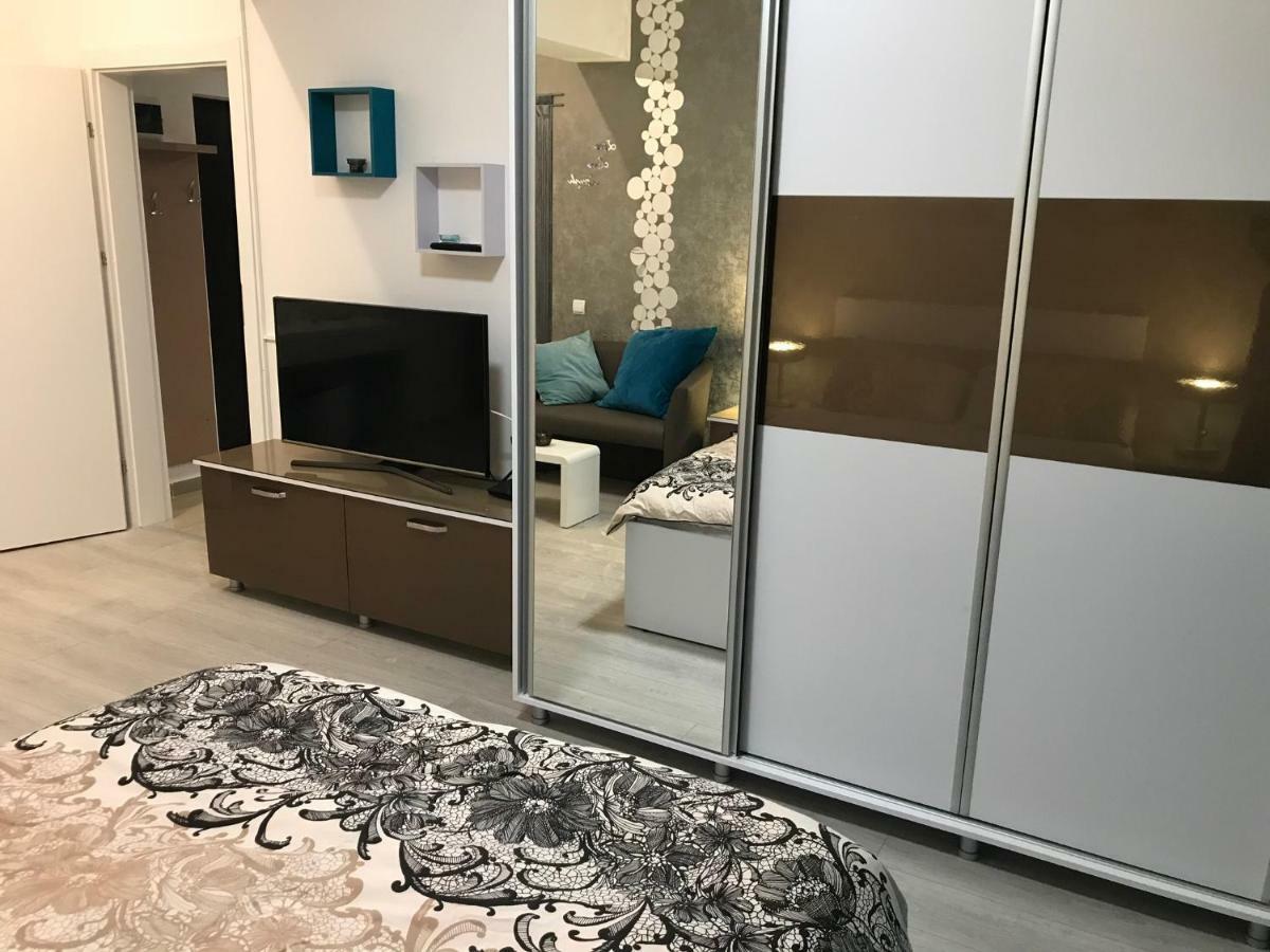 Ferienwohnung Luxury Flat 9 Near Metro Bukarest Exterior foto